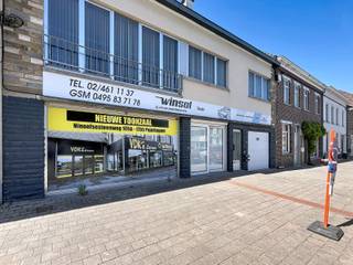 Commerciële ruimte te huur in Pajottegem, centraal gelegen in het hart van het centrum. Het betreft een ruim handelspand met een praktische...