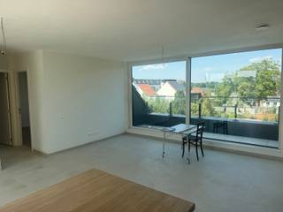 <p>Uitstekend gelegen dakappartement in het centrum van Lubbeek.<br />Het appartement heeft een hal met apart toilet, living met open keuken en aansluitend een berging. <br />Er is een zeer mooi terras aan de voorzijde van het gebouw.<br />Er zijn 2 slaapkamers en een badkamer met inloopdouche voorzien.</p>
<p>In de kelderruimte zijn er 2 staanplaatsen en een aparte privatieve berging inbegrepen in de huurprijs<br />EPC label A, beschikbaar 1 september, excl. kosten 75 euro/maand</p>
