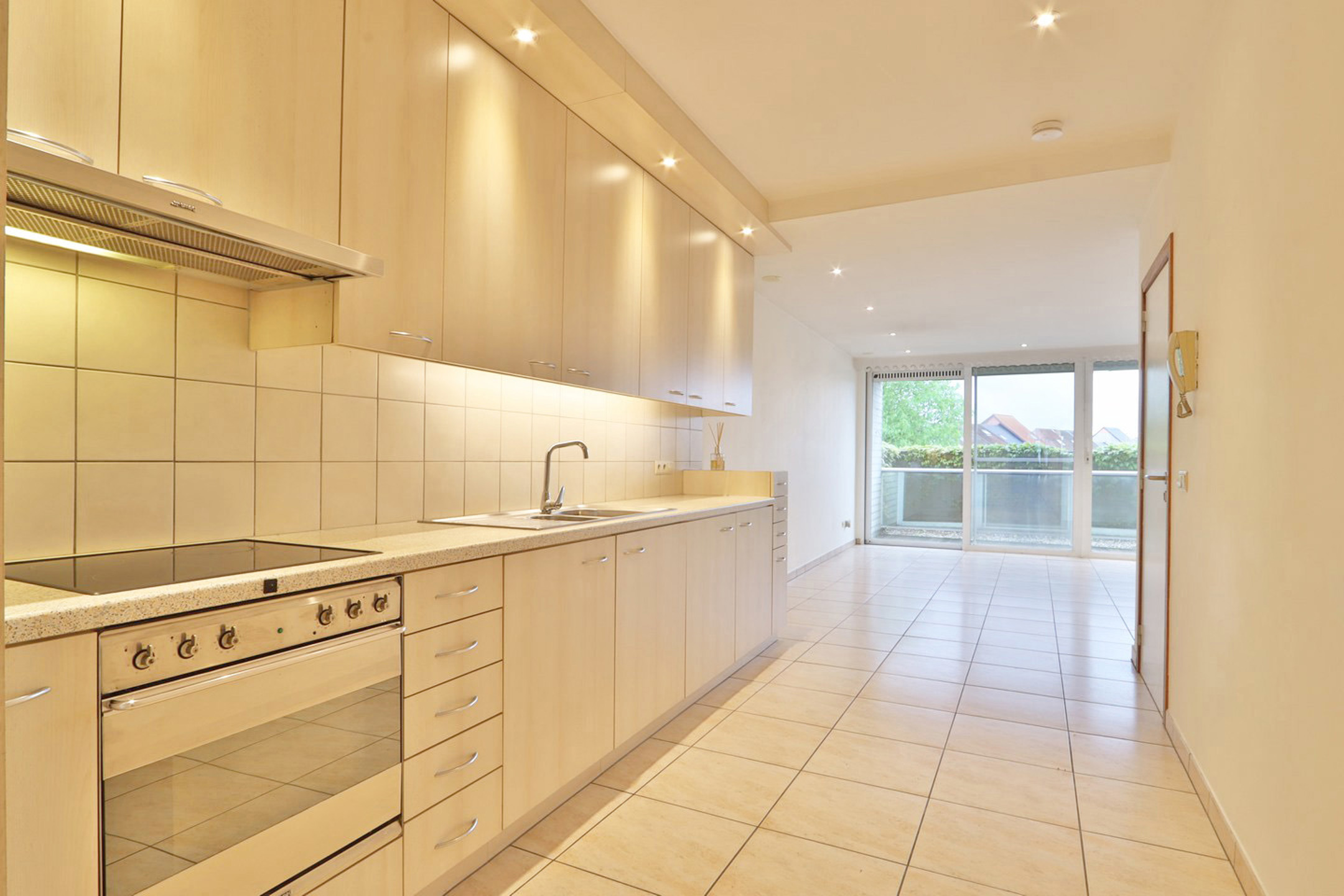 Centraal, ruim en lichtrijk appartement met 1 slaapkamer! - foto 3