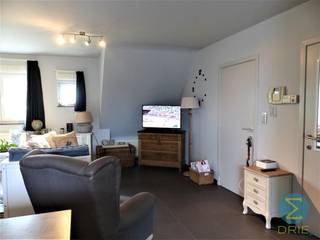 Knus en gezellig dakappartement met 1 slaapkamer + dressing, ruim terras en ondergrondse autostaanplaats te Arendonk.Bij het betreden van het...