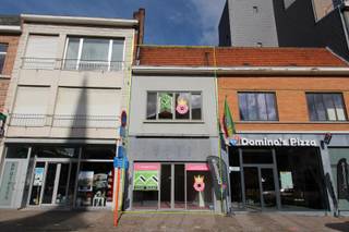 Aan één van de mooiste stukken van de Tongerse handelsas bevindt zich dit recent gerenoveerde pand. In 2009 werd dit pand door de eigenaar gerenoveerd. Zo werden er nieuwe vloeren gelegd en werden de binnenmuren, gevels, ramen en technieken volledig vernieuwd.<br /><br />Binnenkomen doe je via een moderne schuifdeur die digitaal instelbaar is. Op het gelijkvloers bevindt zich een grote handelsruimte van zo'n 100 m². Hier ligt een moderne donkere tegelvloer, de muren zijn afgewerkt en voorzien van veel stopcontacten. Verder is er een systeemplafond met ingebouwde verlichting en airco voor verwarming en koeling.<br />Achteraan is er een grote ruimte van zo'n 60 m² die nu bestemd is als private bergruimte, keuken en met een toilet.<br /><br />Op het eerste verdiep is er een casco afgewerkte studio, ingedeeld met een slaapkamer, wasruimte, leefruimte met open keuken en een apart toilet. Alle muurafwerking is gedaan in brandveilige RF-gyproc. Alle ramen zijn vernieuwd naar dubbel hoogrendementsglas.<br /><br />INTERESSE?<br />Plan dan uw bezoek door te bellen naar 012 23 00 23 of stel uw vragen aan dries@immo-leroi.be.