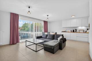 Recent appartement met zonnig terras!Ideaal gelegen in het hart van Izegem met winkels, scholen en openbaar vervoer op wandelafstand.Residentie...