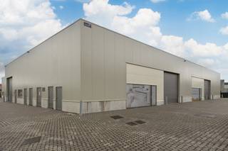 Commercieel zeer gunstig gelegen KMO unit van ca. 223m² inclusief 2 parkeerplaatsen met laadpaal.Aan de verbindingsweg tussen Kasterlee en Lille...