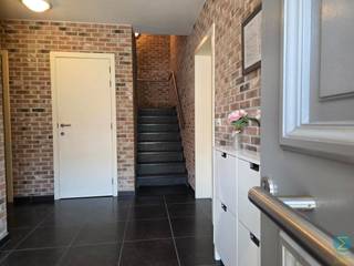 <p><span><span><strong>Energiezuinig dakappartement met ruim terras en autostaanplaats in centrum Retie.<br /><br /><u>Een bezoek aanvragen kan eenvoudig via onze website: www.immodrie.be. Zoek het pand terug onder 'Te Huur' en selecteer vervolgens op de pagina de optie 'Bezoek aanvragen'. Omwille van de grote reeks aanvragen, worden verzoeken via Immoscoop of andere portaalsites niet verwerkt.</u></strong></span><br /><br />Dit energiezuinige dakappartement met EPC-label A is gelegen op de derde verdieping van een kleinschalige residentie in het centrum van Retie (zonder lift). Dankzij de centrale ligging bevinden winkels, horeca en andere voorzieningen zich op wandelafstand.</span></p>
<p><span>Bij het betreden van het appartement kom je rechtstreeks in de lichtrijke open leefruimte. Grote raampartijen zorgen voor een aangename lichtinval, waarvan één een schuifraam is dat toegang biedt tot het zonnige, zuidwestgerichte terras van ca. 18 m². Aansluitend bevindt zich de open hoekkeuken, volledig uitgerust met alle hedendaagse comfort.</span></p>
<p><span>Naast de keuken ligt een praktische voorraadberging met aansluiting voor een wasmachine, ruimte voor een extra koelkast en/of diepvriezer en opbergmogelijkheden.</span></p>
<p><span>De ruime slaapkamer biedt plaats aan een tweepersoonsbed en beschikt over voldoende ruimte voor een grote kleerkast. Aansluitend bevindt zich de badkamer, uitgerust met een douche, badkamermeubel met enkele wastafel en een toilet.</span></p>
<p><span>Achteraan de residentie beschikt het appartement bovendien over een overdekte autostaanplaats met een aansluitende privéberging. Deze is ideaal voor het stallen van fietsen, het opbergen van vuilnisbakken of andere materialen en is bovendien voorzien van elektriciteit.</span></p>