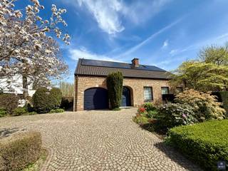 <p><span>Ontdek deze uitzonderlijk ruime villa op een absolute toplocatie in Melsele, gelegen aan de Burggravenstraat 59. </span></p><p><span>Deze oerdegelijk, traditioneel gebouwde woning werd tot op heden gebruikt als tweewoonst, met zowel op het gelijkvloers als op de eerste verdieping een bijzonder royale leefruimte, volledig uitgeruste keuken en badkamer. Uiteraard kan het pand ook perfect worden ingericht als één indrukwekkende villa met maar liefst vijf slaapkamers, een zeer ruime hobbyruimte, …</span></p><p><span>De woning bevindt zich op een uniek perceel van meer dan 1.000 m² en biedt tal van parkeermogelijkheden, aangevuld met een garage. </span></p><p><span>De mooie tuin vormt een echte troef en hier liggen nog mogelijkheden, zoals het plaatsen van een luxueuze veranda of poolhouse (onder voorbehoud van vergunning). Hierbij geniet u van een prachtig, open zicht op het achterliggende groene binnengebied met mooie boompartijen in alle rust en grote privacy.</span></p><p><span>Daarnaast beschikt de woning over een zeer mooie EPC-score (net geen B), die met beperkte inspanningen eenvoudig verder geoptimaliseerd kan worden.</span></p><p><span>Kortom, een unieke opportuniteit voor wie op zoek is naar ruimte, kwaliteit en een topligging.  U kan dit ter plaatse ontdekken.</span></p><p><span>Wenst u graag meer info of bent u geïnteresseerd in een plaatsbezoek? </span></p><p><span>Gelieve ons dan te contacteren op het nummer 03 775 41 88 of mail naar </span><span><span>Kurt@vastgoed-smet.be</span></span><span> </span></p><p><span><span>www.vastgoed-smet.be</span></span></p><p><span> </span></p><p><span>De verstrekte gegevens/informatie (zowel online als gedrukt) worden vrijblijvend verstrekt, enkel ter inlichting, zonder contractuele verbintenis of garantie van onzentwege en kunnen op ieder ogenblik gewijzigd worden</span></p><p><span> </span></p><p><span> </span></p><p><span> </span></p>