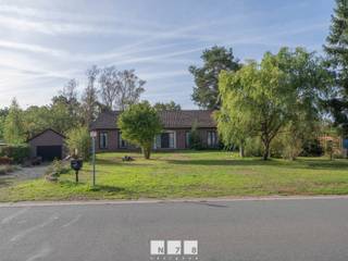 <strong>VRIJSTAANDE WONING MET 3 SLAAPKAMERS OP EEN PERCEEL VAN 29A 15CA TE NEEROETEREN</strong><br /><br /><strong>TROEVEN<br /></strong><span>- Rustige en landelijke ligging gelegen op wandelafstand van natuurgebied Tösch-Langeren.<br />- Riant perceel van ca 30 are.<br /></span>- 3 slaapkamers.<br />- Alles gelegen op het gelijkvloers: ideale levensloopwoning.<br /><span>- Energielabel D: geen renovatieverplichting.</span><br />- <span>Vrijstaande garage.</span><span><br />- Achterliggend bijgebouw aan de achterzijde.<br />- Volledig omheinde tuin.</span><br /><br /><strong>KELDERVERDIEPING -01 (127,46 m²)</strong><br />- Kelder: volledig onderkelderd ingedeeld in verschillende ruimtes.<br /><br /><strong>GELIJKVLOERS 00 (127,46 m²)</strong><br />- Inkomhal (2,80 m x 4,20 m = 11,76 m²): linoleumvloer.<br />- Woonkamer (8,00 m x 4,20 m = 33,60 m²): houtkachel, linoleumvloer.<br />- Keuken (4,00 m x 4,00 m = 16,00 m²): geïnstalleerd met onder- en bovenkasten, vaatwasser, oven, keramische kookplaat, linoleumvloer.<br />- Toilet (1,00 m x 2,00 m = 2,00 m²): zittoilet en lavabo, tegelvloer.<br />- Wasplaats (3,00 m x 2,80 m + 1,50 m x 2,00 m = 11,40 m²): aansluiting wamachine en droogkast, vaste trap naar zolder, tegelvloer.<br />- Badkamer (3,00 m x 3,00 m = 9,00 m²): geïnstalleerd met enkele lavabo, inloopdouche, ligbad, bidet, tegelvloer.<br />- Slaapkamer 1 (4,00 m x 3,00 m = 12,00 m²): linoleumvloer.<br />- Slaapkamer 2 (4,00 m x 4,00 m = 16,00 m²): linoleumvloer.<br />- Slaapkamer 3 (4,00 m x 3,10 m + 1,10 m x 3,00 m = 15,70 m²): linoleumvloer.<br /><br /><strong>VERDIEPING +01</strong> <strong>(101,96 m² )</strong><br />- Zolderverdieping: ingedeeld in verschillende ruimtes, mogelijkheid tot inrichten.<br /><br /><strong>EXTERIEUR</strong><br />- Volledig omheinde tuin.<br />- Losstaande garage.<br />- Achterliggend bijgebouw ingedeeld in 3 ruimtes.<br /><br /><strong>Bekijkt u deze advertentie via een aanverwante vastgoedsite, surf dan zeker naar onze website www.N78vastgoed.be voor een uitgebreide beschrijving en foto's. Meer info: +32 (0)89 86 18 88 of info@N78vastgoed.be.</strong>