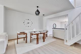 Deze ruime instapklare gezinswoning met 4 slaapkamers aan het Voorhavenpark wordt exclusief aangeboden via Access Estate! <br />BEZOEK OP AFSPRAAK!<br />Maak jouw afspraak via 0472 60 91 51 (telefoon, sms of Whatsapp).<br /><br />Deze gezinswoning bevindt zich in een dynamische en sterk evoluerende buurt, vlakbij de Nieuwe Dokken, en combineert een rustige, groene omgeving met een uitstekende bereikbaarheid naar het historische stadscentrum. Dankzij de gunstige ligging geniet u van een vlotte verbinding met zowel de wagen als het openbaar vervoer. Winkels, scholen, horeca en recreatiemogelijkheden bevinden zich bovendien op wandel- en fietsafstand.<br /><br />De woning onderging de voorbije jaren een grondige renovatie, waarbij de laatste werken werden uitgevoerd in 2020. Hierbij werd gekozen voor kwalitatieve en duurzame materialen, wat resulteert in een instapklare woning met een uitstekende energieprestatie (EPC-label B).<br /><br />Via de inkomhal bereikt u de ruime en lichtrijke leefruimte, bestaande uit een gezellige zithoek met sfeervolle gashaard en een ruime eetplaats. Aansluitend bevindt zich de volledig vernieuwde, moderne keuken met kookeiland en kwalitatieve inbouwtoestellen, die het hart van de woning vormt. Op het gelijkvloers vindt u daarnaast een praktische wasplaats met maatwerkkasten en een badkamer, uitgerust met een ligbad met douchevoorziening, een wastafel en een toilet. Ten slotte is er nog een overdekte koer aanwezig. <br /><br />De eerste en tweede verdieping bieden elk twee ruime, volwaardige slaapkamers, goed voor in totaal vier slaapkamers. Vanuit de achterste slaapkamer op de tweede verdieping bereikt u via een zolderluik de ruime, beloopbare zolder, die tal van mogelijkheden biedt als extra bergruimte.<br /><br />Troeven:<br />• Instapklare gezinswoning <br />• Uitstekende energieprestatie <br />• Gelegen tegenover het groene Voorhavenpark <br />• Vier volwaardige slaapkamers<br /><br />Keuringen:<br />• Asbestattest: Asbestveilig<br />• EPC : label B<br />• Elektrische installatie: conform <br /><br />Heb je interesse in deze instapklare woning met een uitstekende ligging, nabij het centrum van Gent?<br />Contacteer ons vandaag nog en verzeker je van een plaats op de bezoekdag!