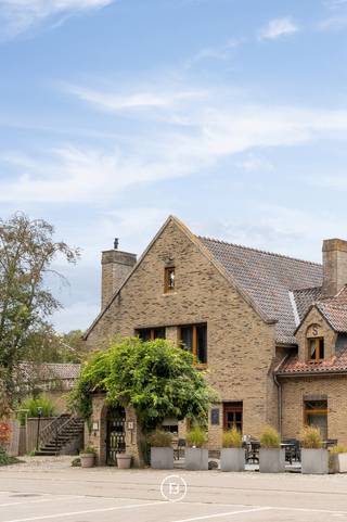 This elegant villa enjoys a prime location and offers approximately 575 m² of living space. Its generous proportions and versatile layout provide numerous possibilities for both private and professional use. The property is ideally suited to co-housing, a combination of living and working, a multigenerational living concept, or any other bespoke project.<br /><br />The ground floor comprises a spacious multifunctional area, guest toilets, a large professional kitchen and practical storage facilities. This generous space offers considerable flexibility and can be adapted to meet the needs of its future owner.<br /><br />The first floor features another large multifunctional area, which can be further configured to create several bedrooms and bathrooms. This level also includes a fully independent apartment with a bedroom, bathroom, fitted kitchen and living area.<br /><br />A large balcony provides a pleasant outdoor space with an attractive connection to the surrounding greenery. The villa is surrounded by a beautifully maintained garden with a pond, creating a peaceful, charming and private setting.<br /><br />A double garage and a spacious driveway complete the property.<br /><br />Combining exceptional floor space, a flexible layout and an attractive outdoor environment, this property offers a wide range of possibilities and represents an excellent opportunity for a tailored residential or professional project.
