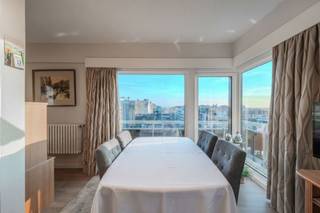 Zonnig hoekappartement op een absolute toplocatie in de residentie “Melrose”, Jean Van Hinsberghstraat 16B te Middelkerke. Dit appartement is gelegen op de negende verdieping en heeft een centrale ligging vlakbij winkels, openbaar vervoer en zeedijk! Dankzij de zuidoostelijke oriëntatie geniet u van een prachtig weids zicht over het hinterland. <br /><br />Indeling:<br />- Inkomhal<br />- Gastentoilet<br />- Leefruimte met prachtig uitzicht<br />- Slaapkamer met heel wat opbergruimte<br />- Badkamer met douche en enkele lavabo<br />- Privatieve kelderberging<br /><br />Troeven:<br />- Lichtrijk hoekappartement<br />- Uniek uitzicht<br />- Conforme elektrische keuring<br />- Gemeenschappelijke fietsenberging<br />- Privatieve berging<br />- Vlakbij het nieuwe Casino en de Zeedijk<br />- Centrale ligging<br /><br />Interesse in dit zonnig éénslaapkamer appartement met een uniek uitzicht? Contacteer ons vandaag nog voor een plaatsbezoek!