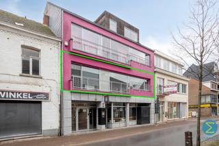 Ruim appartement op de 1 ste verdieping gelegen in het centrum van Arendonk op wandelafstand van diverse winkels.Indeling: ruime inkomhal - 3...