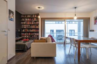 Modern en gezellig appartement te huur in Kortrijk.Indeling (2e verdieping): - Inkomhal met gastentoilet- leefruimte met toegang tot het terras-...