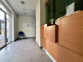 Te midden centrum Zottegem vinden we deze commerciële ruimte (voormalig bankkantoor) bestaande uit een inkom of wachtruimte, ruime kantoorruimte en een afgesloten bureel! Verder is er keuken en een afzonderlijk toilet, alsook een afzonderlijke berging. We beschikken hier ook over een buitenruimte. Momenteel is alles ingericht als kantoor met inbouwkasten en burelen, welke ook inbegrepen zijn in de verkoopprijs. Dit pand met goede visibiliteit kan dienen voor meerdere doeleinden zoals kantoor, vrij beroep of winkel! Breng gerust een bezoek en ervaar zelf de mogelijkheden ! Voor meer inlichtingen of een bezoek, contacteer Veronique 0483/676579
