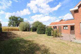 Deze landelijk gelegen te renoveren woning is gesitueerd op een mooi breed perceel van 22,75 m en biedt vele mogelijkheden. Heb je twee...