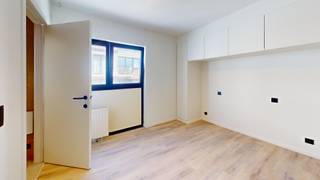 Volledig gerenoveerd 2-slaapkamer appartement vlakbij de Zeedijk in Heist.<br /><br />Ontdek dit prachtig instapklare appartement, ideaal gelegen op een steenworp van de Zeedijk. Dankzij de uitstekende ligging geniet u van een aangenaam zijdelings zeezicht en alle troeven van de kust binnen handbereik. Het appartement beschikt over een lichtrijke leefruimte die uitgeeft op een zonnig, zuidgericht terras waar u de hele dag kan genieten van de zon. De moderne, volledig vernieuwde keuken sluit naadloos aan bij de stijlvolle afwerking van het geheel. Verder omvat het appartement twee volwaardige slaapkamers, een hedendaagse badkamer en een apart toilet. Dankzij de praktische indeling en kwalitatieve renovatie is dit appartement perfect als tweede verblijf, investering of vaste woonst aan zee.