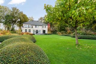 : Cette villa exclusive offre une combinaison unique d'élégance et de confort contemporain. Le jardin magnifiquement aménagé et clôturé complète parfaitement le tout. L'EPC a un score A de 41 kWh/(m2/an), ce qui rend cette spacieuse villa également économe en énergie. À Bokrijk, il est merveilleux de vivre en raison des bonnes connexions, du calme et du magnifique environnement verdoyant.<br /><br />Le hall d'entrée spacieux et lumineux avec un escalier en bois massif et plusieurs armoires sur mesure nous mène à un vaste espace de vie et de salle à manger. Cette zone peut être fermée avec une double porte coulissante en bois laqué et une structure en verre et acier qui divise cet espace magnifique de manière idéale. Toutes ces pièces de vie baignent dans la lumière grâce aux nombreuses fenêtres et offrent une vue dégagée sur le magnifique environnement verdoyant.<br />La cuisine contemporaine et campagnarde est entièrement équipée avec des appareils/finitions de haute qualité. Ensuite, il y a une salle à manger extra spacieuse qui est agréablement située au centre de la maison.<br />Derrière l'armoire sur mesure, il y a un débarras et une buanderie de qualité équivalente.<br />Les meubles sur mesure dans toute la maison ont la même qualité et esthétique, ce qui en fait le fil rouge de la maison. Cela crée un ensemble serein et élégant. La partie vie est dotée d'un beau parquet en chêne et d'un foyer au gaz central.<br />Adjacent à la salle de séjour, il y a une pièce multifonctionnelle très spacieuse qui sert actuellement de bureau. Si désiré, cet espace permet d'accueillir une nourrice ou un parent vivant.<br />Une fois à l'étage par l'impressionnant escalier/hall, il y a 4 chambres spacieuses dont la chambre principale avec dressing sur mesure et salle de bains extrêmement confortable. Chaque chambre est équipée de sa propre salle de bains. Le grenier spacieux, accessible par un escalier escamotable, offre un espace de rangement supplémentaire.<br /><br />Le garage au bout de l'allée est une maison à lui tout seul et peut accueillir 3 voitures.<br />La finition du garage est de la plus haute qualité, comme le reste de la propriété. À l'avant de la maison, il y a également suffisamment d'espace pour garer plusieurs voitures.<br /><br />Caractéristiques exceptionnelles :<br />- Très bon EPC A 41<br />- Propriété imposante et très solide<br />- Quartier résidentiel idéal<br />- Jardin entièrement aménagé, mature et facile d'entretien<br />- Propriété et terrain parfaitement proportionnés<br />- Système domotique<br />- Entièrement clôturé avec système de sécurité et d'accès<br />- Système d'irrigation<br /><br />Surface habitable source EPC