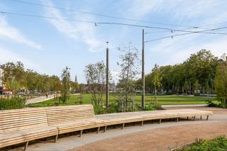 PLAN VIA VOLGENDE LINK UW BEZOEK IN ALSOOK UW GEGEVENS: https://demeester.mijnhuurprofiel.be/whise/7216299<br /><br />Uiterst lichte kantoorruimte gelegen op een toplocatie op wandelafstand van de Scheldekaaien en het vernieuwde Zuidpark. <br /><br />Indeling: dit pand beschikt over een oppervlakte van ca. 238 vierkante meter, verdeeld over drie verdiepingen. <span>Elke verdieping biedt ruimte voor uiteenlopende invullingen, zoals showroom, kantoor, atelier, opslag of winkelruimte.</span>
<p>De gelijkvloerse verdieping biedt prachtige hoge plafonds en groote raampartijen waardoor er een mooi daglicht binnenvalt. Ideaal als showroom, kantoor of atelier. Achteraan vindt u ook apart sanitair voor mannen en vrouwen. Verder terug mooie hoge plafonds op de eerste verdieping. Er zijn 2 trapzalen die op de tweede verdieping naar 2 aparte ruimtes leiden.</p>
<p>Het pand is vlot bereikbaar met zowel de wagen als het openbaar vervoer en bevindt zich op wandelafstand van winkels, horeca en andere voorzieningen.</p>
<br />Onmiddellijk beschikbaar.