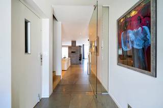 <p><span>INDELING</span><span> </span></p>
<p><span>Gelijkvloers</span></p>
<p><span>Deze schitterende, moderne woning is uitgerust met de modernste en meest luxueuze materialen en omvat op de gelijkvloerse verdieping een ruime inkomhal, met gastentoilet en privé-lift (kelder tot zolder), die doorloopt naar de aangename en lichtrijke woonkamer met zithoek en TV-hoek (51m²) en waar de prachtige spekstenen kachel een mooie blikvanger is en voor gezellige warmte zorgt.</span><span>Aansluitend bevindt zich de open, zeer exclusief geïnstalleerde keuken met Gaggenau-toestellen, geïntegreerde eethoek (27m²) en een volledig ingerichte berging (9,5m²).</span><span>Achteraan geven grote raampartijen toegang tot de prachtige, onderhoudsvriendelijke tuin met terras met tuindouche en overdekte patio (36m²) met ingebouwde kachel en BBQ. </span><span>Hiernaast is er een bijgebouw met ingerichte keuken en ingemaakte kastruimte, een barmeubel, een zithoek en een apart toilet.<br /></span><span>1ste verdieping<br /></span><span>Via de trap komt men in de nachthal die toegang verleent tot 2 royale slaapkamers (23m² - 20m²) beiden met een dressing. Verder is hier de ruime en moderne badkamer met dubbele lavabo, grote inloopdouche en apart toilet (22,54m²).</span><span>Tevens bevindt zich op deze verdieping de wasplaats met aansluiting voor wasmachine &amp; droogkast, en met veel praktische, ingemaakte kasten (18m²).</span><span>Zolder<br /></span><span>De riante zolderruimte (93,15m²) is volledig afgewerkt en is momenteel ingericht als fitnessruimte/ logeerkamer maar kan polyvalent gebruikt worden met oneindig veel mogelijkheden.<br /></span><span>Kelder/garage</span><span>Parkeren kan in de grote ondergrondse parkeergarage (230m²), toegankelijk via een sectionaalpoort met afstandsbediening en met een brede inrit. </span><span>Hier is plaats voor wel 4 wagens en dan is er nog veel ruimte over voor stockage.<br /></span><span>BIJZONDERHEDEN</span></p>
<ul>
<li><span>aluminium ramen - hoogrendementsglas</span></li>
<li><span>elektrisch bedienbare screens</span></li>
<li><span>vliegenramen</span></li>
<li><span>eiken trap</span></li>
<li><span>alarmsysteem met parlofoon</span></li>
<li><span>vloerverwarming</span></li>
<li><span>lift kelder - zolder</span></li>
<li><span>ventilatiesysteem</span></li>
<li><span>zonnepanelen</span></li>
<li><span>perceel ook langs zijkant bereikbaar</span></li>
</ul>
<p><span>POSITIEVE ASPECTEN</span></p>
<ul>
<li><span>toplocatie</span></li>
<li><span>exclusieve en hoogwaardige afwerking</span></li>
<li><span>veel private parkeermogelijkheid</span></li>
<li><span>zeer mooie tuin met gezellige terrassen</span></li>
<li><span>kwalitatief hoogstaande materialen</span></li>
<li><span>zeer netjes onderhouden</span></li>
</ul>