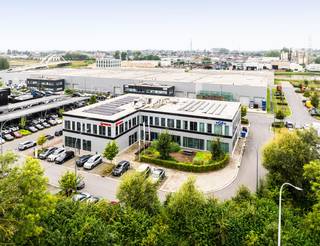 Ontdek deze uitstekend gelegen verhuurde kantoren van maar liefst 2.039 m², op een toplocatie vlakbij de R0. Ook met het openbaar vervoer ben je er zo: het station Vorst-Zuid ligt op wandelafstand.<br />De moderne en lichte kantoorruimtes bevinden zich in de bedrijvenzone "ZEN Park" en zijn verdeeld over de begane grond en eerste verdieping.<br />De kantoren zijn volledig uitgerust met een kitchenette, douches, airconditioning en bieden volop comfort. Daarnaast beschik je over 26 privatieve parkeerplaatsen.<br />Dit is een unieke kans om te investeren in een pand met een rendement van <strong>6,75%</strong> met 2 stabiele huurders!<br />elke huurder beschikt over +/- 1.000 m² verdeeld over de 2 vleugels van het gebouw. <br />Interesse? Neem snel contact op met PANORAMA voor meer info, plannen of een vrijblijvend plaatsbezoek via 0479 70 70 70.