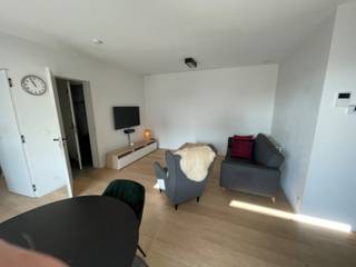 Zoekt u een stijlvol, volledig instapklaar appartement op een strategische locatie? Dit prachtig gemeubeld 1-slaapkamerappartement bevindt zich in uitstekende staat van onderhoud en biedt alle modern comfort. Gelegen op een absolute toplocatie voor pendelaars, met een directe aansluiting op de Antwerpse Ring en de belangrijkste invalswegen naar de haven van Antwerpen.gelegen op de 4 de verd voorzien van lift . Indeling Hal , living met parketvloer ,ingerichte keuken met benodigde toestellen , slaapkamer , apart toilet , berging en in de kelder extra berging ZEER GESCHIKT VOOR VERHUUR AAN EXPATS DOOR ZIJN LIGGING EN VERBINDEN NAAR DE HAVEN EN RING PRIJS 299.000 €  Videolink
https://youtu.be/8F41HUw0qDw