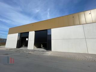 Nieuwbouw KMO-unit met een oppervlakte van +/- 164 m² en 1 privatieve parkeerplaats te huur. Fantastisch gelegen langs de Kwadestraat in de schaduw van het Westwing Park.<br /><br />Het casco magazijn is opgebouwd uit een staalconstructie met een buitenschil bestaande uit een combinatie van geïsoleerde betonpanelen en sandwichpanelen. De loods, brandklasse B, heeft een vrije hoogte van +/- 6 meter en is toegankelijk via een automatische sectionale poort (4 m B x 4,5 m H) met een aparte toegangsdeur en glaspartij. Verder is er verlichting, water en elektriciteit aanwezig. <br /><br />De unit maakt deel uit van het bedrijvenpark "Hexahub" dat ondernemen combineert met een knappe architectuur. De strategische ligging, pal in het hart van ondernemend Roeselare, aan afrit Rumbeke, AZ Delta en Westwing Park, zorgt voor een vlotte bereikbaarheid en biedt een uitstekende uitvalsbasis voor de hele regio.<br /><br />Ruime parkeer- en manoeuvreerruimte voorzien op het terrein. <br />Onmiddellijk beschikbaar.<br /><br />Contacteer PANORAMA B2B voor bijkomende inlichtingen, plannen of een vrijblijvend plaatsbezoek 050 300 800.