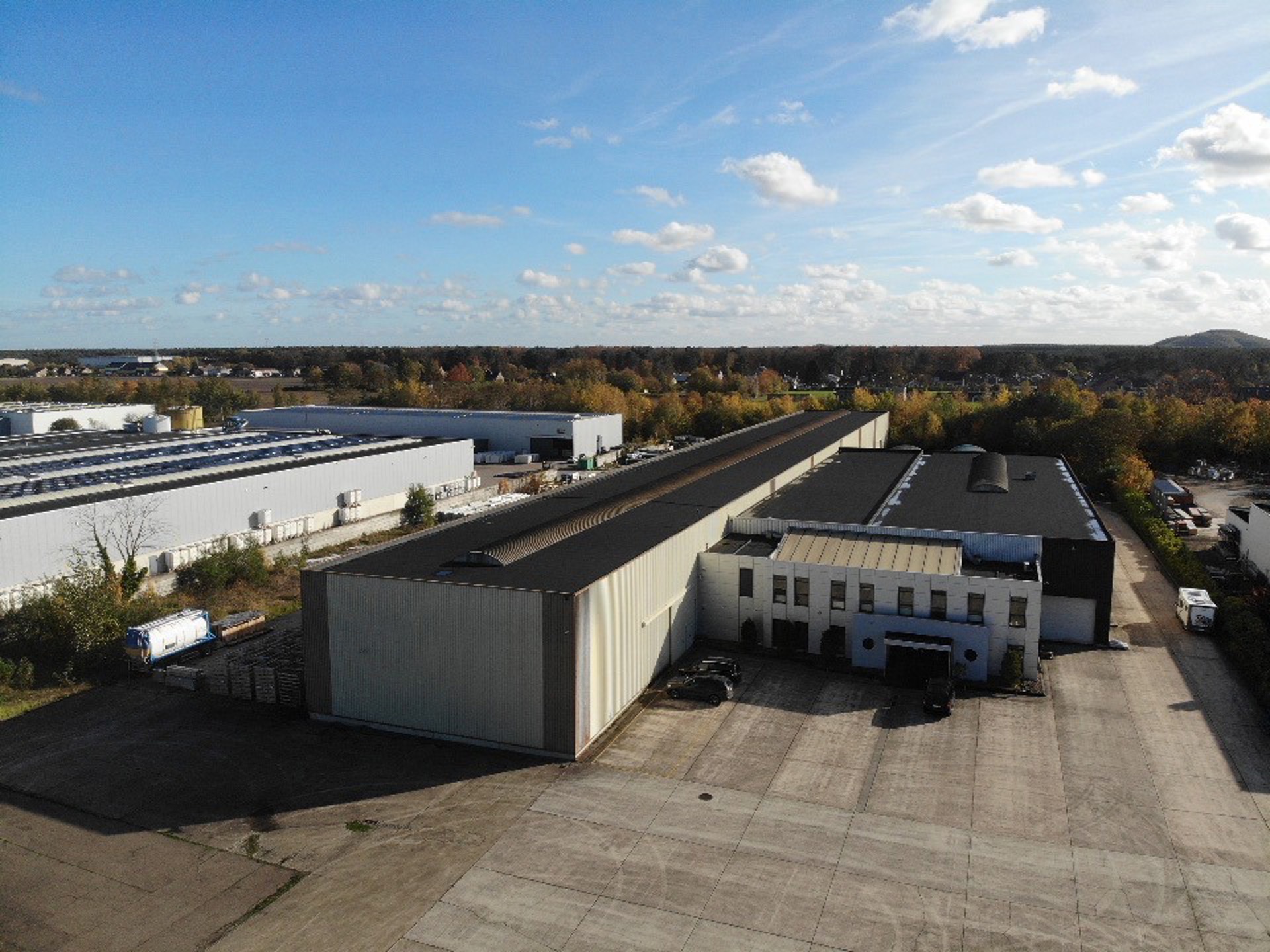 BEDRIJFSGEBOUW MET VERHARD BUITENTERREIN - foto 2