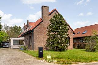 Voor meer info en foto’s, surf naar www.swevers.be– Deze ruime open bebouwing in een rustige straat in Heusden-Zolder biedt een mooie combinatie van...