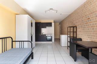 <span>Deze gezellige studio te Heverlee is de ideale kans voor wie slim wil investeren of betaalbaar wil wonen op een toplocatie!<br /><br />Gelegen in een<strong> </strong></span>kleinschalig en rustig gebouw<span>, geniet u hier van een aangename rustige omgeving, en dat op wandelafstand van alles wat u nodig heeft. Winkels zoals </span>Delhaize en Carrefour Market<span> liggen vlakbij voor uw dagelijkse boodschappen. Bovendien bevindt het </span>station van Heverlee<span><span> zich op amper enkele minuten wandelen, ideaal voor pendelaars of studenten!<br /></span></span><br />Ook het bruisende centrum van Leuven ligt op een boogscheut, waar u kan g<span>enieten van gezellige cafés, restaurants, winkels, culturele evenementen en alles wat deze bruisende universiteitsstad te bieden heeft.</span><br /><span>Aan de overkant van de straat vindt u het stadion van<strong> </strong></span>voetbalclub OHL<strong>,</strong> ideaal voor de sportliefhebbers.<br /><br /><span>Deze studio biedt volop mogelijkheden. Of u nu op zoek bent naar een eerste woonst, een ideale plek voor uw studerende kinderen of een pand met verhuurpotentieel, dit is een slimme zet op een toplocatie.<br /><br /></span><span><span>Interesse? Contacteer ons vandaag nog voor een bezoek en laat u verrassen door de mogelijkheden.</span></span>