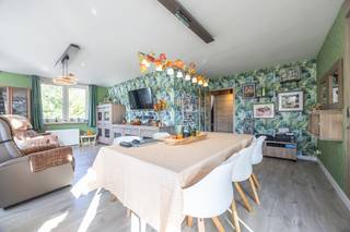 <p>Ruim en lichtrijk 3-slaapkamerappartement nabij het Maria Hendrikapark en het stadscentrum!<br /><br />Op zoek naar een r<strong>uim en lichtrijk appartement</strong> op een <strong>uitstekende ligging in Oostende?</strong> Dit appartement bevindt zich op wandelafstand van het prachtige Maria Hendrikapark en het bruisende stadscentrum. Dankzij de royale ruimtes, de overvloedige natuurlijke lichtinval en de centrale ligging geniet u hier van een aangenaam wooncomfort.<br /><br /><strong>Indeling:</strong><br />Inkomhal, ruime en lichtrijke leefruimte, uitgeruste keuken met aansluitende berging, drie slaapkamers en een badkamer met douche. Het gebouw is bovendien voorzien van een lift.<br /><br /><strong>Extra troef:</strong><br />Mogelijkheid tot aankoop van een privatieve garagebox voor € 30.000. Een absolute meerwaarde gezien het vernieuwde parkeerplan in de omgeving!<br />Interesse in dit lichtrijke appartement? Contacteer ons voor meer informatie of een bezoek ter plaatse!</p>