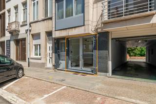 Op een uitstekende locatie te Mechelen centrum bevindt zich dit handelspand met verschillende mogelijkheden. U geniet van een schitterende visibiliteit en bereikbaarheid in deze winkelstraat in het centrum van Mechelen, vlakbij winkels, eet-en drankgelegenheden en het openbaar vervoer.<br /><br />Op dit handelsgelijkvloers beschikt u over een handelsruimte die verschillende mogelijkheden biedt zoals een barbershop, praktijkruimte,...  Daarnaast geniet u van een keuken en badkamer uitgerust met douche, lavabo en toilet. Achteraan bevindt zich nog een opbergruimte. Ten slotte beschikt het pand achteraan nog over een koer. Er is voldoende parkeergelegenheid voor de deur.<br />Gemeenschappelijke lasten bedragen €50 per maand.<br /><br /><br />Dit is een uitstekende opportuniteit als u op zoek bent naar een interessant handelspand op een toplocatie in Mechelen. Contacteer ons voor meer informatie op 0468/25.68.03 of neem een kijkje op www.boonstravastgoed.be . <br /><br />Bijzonderheden:<br />- Mechelen centrum<br />- Uitstekende visibiliteit<br />- Voldoende parkeergelegenheid voor de deur