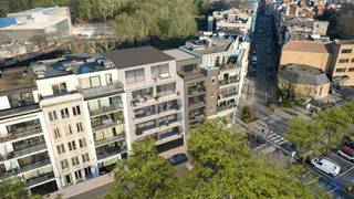 Ontdek vijf exclusieve appartementen in Antwerpen-Zuid, waar modern design en tijdloze luxe samenkomen. Grote raampartijen brengen licht en ruimte, terwijl de hoogwaardige afwerking garant staat voor elegant wooncomfort. Dankzij zonnepanelen en een warmtepomp geniet u bovendien van een uiterst energiezuinige thuis in het hart van de stad. U koopt exclusief 6% btw op de constructiewaarde (2/3de van de aankoopprijs) en 12% registratierechten (1/3de van de aankoopprijs).