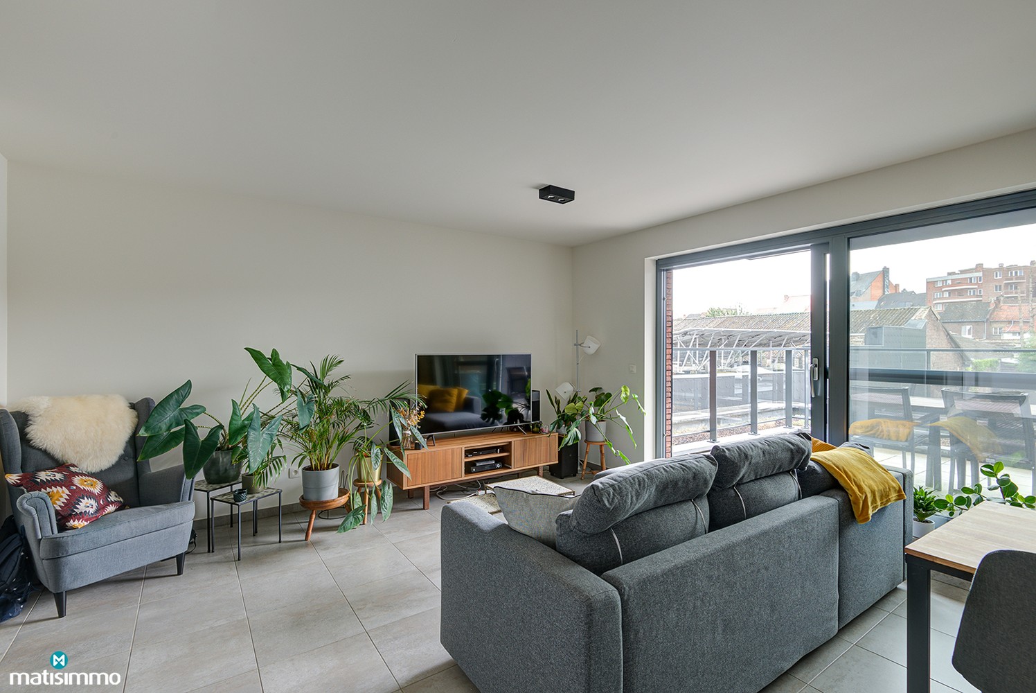 INSTAPKLAAR APPARTEMENT MET ZONNEPANELEN, AUTOSTAANPLAATS EN KELDERBERGING IN DE STADSKERN VAN TONGEREN - foto 4
