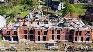 BEZOEK HET APPARTEMENT na afspraak  <br />De werken zijn in uitvoering - oplevering 4/2027 - REEDS 80% VERKOCHT.<br />6% BTW mogelijk voor eigen enige woonst of verhuur (onder voorwaarden).<br />Appartement van 106m² met ruim terras van 13m² op het zuiden in het stijlvolle nieuwbouwproject ‘Hof ter Hooghe’ op de 1ste verdieping met lift.<br />Zeer energiezuinig BEN-appartement (Bijna Energie Neutral) met warmtepomp geothermisch met vloerverwarming + vloerkoeling (geothermisch = grondboringen met grondwarmte = de meest energiezuinige verwarming) + zonnepanelen.<br />Appartement van 106m² met ruim terras van 13m² op het zuiden in het stijlvolle nieuwbouwproject ‘Hof ter Hooghe’ op de 1ste verdieping met lift.<br />Op een uniek zuid gericht perceel van 27 are met mooie aangelegde tuin met 16 nieuwe loofbomen.<br />Gunstig gelegen in het centrum van Schriek, nabij de grens met Keerbergen, op wandelafstand van winkels, diensten, scholen, ontspanning en openbaar vervoer.<br />Omvat: inkomhal, wc, living 43m² met open volledig ingerichte keuken, wasplaats-berging, bad-of douchekamer, 2 slaapkamers.<br />Het project is tevens voorzien van een ruime gemeenschappelijke fietsenberging op het gelijkvloers, ondergrondse garageboxen en autostaanplaatsen, privé kelders, en een vuilnisberging in bijgebouw in achtertuin.<br />Verkoop BTW-stelsel - aankopen aan 6% BTW mogelijk onder voorwaarden op constructiewaarde - grondwaarde 12% registratie.<br />Stedenbouw info: omgevingsvergunning uitgereikt bouwen 13 appartementen - woongebied - niet gelegen in verkaveling - geen voorkooprecht ruimtelijke ordening - geen rechterlijke herstelmaatregel of bestuurlijke maatregel opgelegd - niet overstromingsgevoelig.