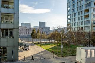 <span>Op een prachtige ligging aan het water, op ‘t Eilandje, treffen we dit karaktervolle duplexappartement met zicht op het Kattendijkdok. Deze levendige buurt combineert de charme van de oude havendokken met een bruisend stadsleven: musea, restaurants, koffiebars en terrasjes om de hoek. Daarnaast is het historische centrum vlot bereikbaar te voet of met de fiets.</span><br /><br /><span>Het appartement bevindt zich op de eerste en tweede verdieping van een kleinschalige residentie en werd in 2010 volledig gerenoveerd. Met een bewoonbare oppervlakte van circa 148 m² biedt deze duplex een ruimte die in de stad zeldzaam is. Bij het binnenkomen word je meteen verwelkomt door een inkomhal met authentieke tegelvloer. Een mooie knipoog naar het verleden van het pand.</span><br /><br /><span>Op de eerste verdieping: een woonkamer met authentieke parket en de open keuken. Samen vormen ze een aangename leefruimte met zicht op het Kattendijkdok. De mooie plafondhoogtes (3,34 m & 3,00m) zorgen dan weer voor een ruimtelijk en luchtig gevoel. Vanuit de keuken stapt u zo het privatieve terras, vervaardigd uit tropisch hardhout, op. Ideaal om buiten te ontbijten of na te genieten op aangename avonden. Op dit niveau bevinden zich ook een ruime slaapkamer op parket met een aanpalende technische berging.</span><br /><br /><span>De tweede verdieping, volledig afgewerkt met een sfeervolle geschilderde houten plankenvloer, vormt een rustgevend en sfeervol slaapgedeelte. Hier vinden we een grote master bedroom en een veelzijdige kamer met eveneens zicht op het dok. Die kamer kan dienst doen als slaapkamer, bureau of dressing en beschikt over een en-suite badkamer met lavabomeubel, douche en handdoekradiator.</span><br /><br /><span>Twee kelderbergingen zijn in de prijs inbegrepen.</span><br /><br /><span>Tot slot zorgt de kleinschaligheid van de residentie voor een persoonlijke en aangename woonomgeving, midden in een van de meest geliefde buurten van Antwerpen.</span><br /><br /><span>TROEVEN:<br />Unieke ligging op ‘t Eilandje met zicht op het Kattendijkdok<br />Mooie plafondhoogtes en bijhorende ruimtelijk gevoel<br />Kleinschalige residentie</span><br /><br /><span>Voor meer info: 03/225.00.68 of surf naar www.wellimmo.net</span><br />