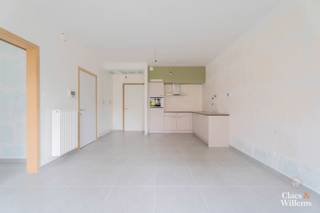 Dit energiezuinige appartement is ideaal voor starters, alleenstaanden of oudere koppels die op zoek zijn naar comfortabel en praktisch wonen. Bij het binnenkomen stap je rechtstreeks de lichtrijke leefruimte met open keuken binnen. Een groot schuifraam zorgt voor aangenaam veel daglicht en geeft toegang tot het gezellige stadsterras — perfect om even tot rust te komen.

De slaapkamer (12,5 m²) biedt voldoende ruimte voor een dubbel bed en kastruimte. Verder beschikt het appartement over een moderne badkamer met douche, en ingebouwde kasten aan de inkom zorgen voor extra opbergruimte.