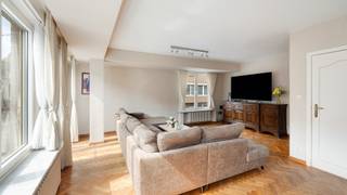 Op een rustige, centrale ligging in het centrum van Heist-aan-Zee bevindt zich deze perfect onderhouden hoekwoning. Uitstekend gelegen in de nabijheid van winkels, horeca en het station. Een solide woning met een praktische indeling, een zonnig terras en een ruime inpandige garage.<br /><br />Indeling: een ruime inkomhal met de trap. Verder vindt u een bureau of hobbyruimte, een ruime wasplaats en een grote inpandige garage.<br /><br />Op de eerste verdieping: een grote leefkeuken voorzien van alle toestellen, een lichtrijke woonkamer, waar de grote raampartijen zorgen voor een aangename natuurlijke lichtinval. De open haard creëert extra sfeer. Op deze verdieping bevinden zich tevens een gastentoilet en een zonnig terras waar u in alle rust kunt genieten.<br /><br />De tweede verdieping omvat drie volwaardige slaapkamers en een moderne badkamer uitgerust met een inloopdouche en een tweede toilet. Tot slot beschikt de woning over een ruime bergzolder, ideaal als extra stockageruimte.<br /><br />Energiezuinig met EPC label C, 13 zonnepanelen met thuisbatterij voorzien, conforme elektrische installatie, grote inpandige garage, ....<br /><br />Bezoeken? Neem contact op met Willem Cauwels op tel 050.89.27.70