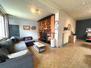 Leuke thuis ....In de inkomhal is er plaats om een fiets te plaatsen.We komen de woning binnen en meteen valt de grote living met open keuken op. De...