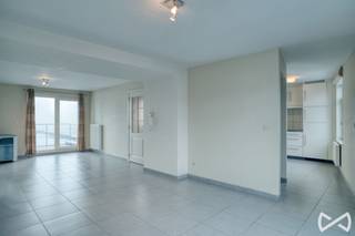<p>Dit aangename duplex-appartement is gelegen in het centrum van Zwalm, in een kleinschalige residentie bestaande uit slechts twee entiteiten. Centraal gelegen in de nabijheid van winkels, scholen en openbaar vervoer op korte afstand. Bovendien geniet de woning van een vlotte verbinding richting onder meer Zottegem, Oudenaarde en Gent.</p>
<p>Het appartement omvat een <strong>gezellige woonkamer</strong>, een <strong>afzonderlijke keuken</strong>, een <strong>badkamer</strong> en <strong>twee slaapkamers</strong>. De gelijkvloerse ligging zorgt voor een bijzonder praktische toegankelijkheid en maakt het appartement geschikt voor zowel starters, een klein gezin als investeerders.</p>
<p>De kleinschaligheid van het gebouw zorgt voor een aangename en rustige woonomgeving met slechts één andere wooneenheid.</p>
<p><strong>Troeven:</strong></p>
<ul>
<li>Gelijkvloers appartement</li>
<li>Kleinschalige residentie met slechts 2 entiteiten</li>
<li>2 slaapkamers</li>
<li>Praktische indeling</li>
<li>Gelegen in het centrum van Zwalm</li>
<li>Goede verbinding naar Zottegem, Oudenaarde en Gent</li>
<li>Interessant als eigen woning of investering</li>
</ul>
<p><strong>Interesse?</strong><br />Neem vandaag nog contact op voor meer informatie of een bezoek ter plaatse op het nummer 055/ 59 50 10</p>