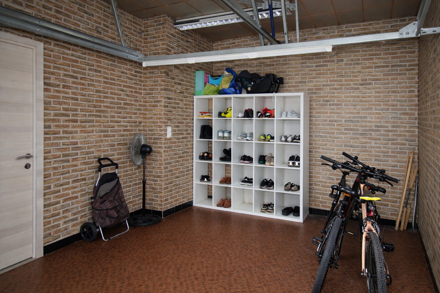 Centraal gelegen woning met drie slaapkamers, tuin én inpandige garage te koop in Sint-Niklaas! - foto 3