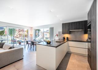 <strong>Stijlvol wonen aan de kust: driegevelappartement in residentie Sint Bernardus, Koksijde</strong><br /><br />Op zoek naar een verfijnd en energiezuinig appartement op een toplocatie in Koksijde? Dan is dit prachtige driegevelappartement in de standingvolle, recente residentie Sint Bernardus (bouwjaar 2020) een unieke kans. Deze sfeervolle appartementsvilla ligt in de Lejeunelaan, op wandelafstand van het commercieel centrum van Koksijde, en combineert hedendaags comfort met een doordachte, lichtrijke indeling.<br /><br />Het appartement werd als volgt ingedeeld: ruime inkomhal | westgerichte leefruimte met toegang tot hoekterras van 27,40 m² | open, volledig uitgeruste keuken | grote berging met aansluiting wasmachine en alle techniek | apart toilet | master bedroom met hoekbalkon en aanpalende badkamer (ligbad, lavabo in meubel) | tweede volwaardige slaapkamer met maatkasten en eigen badkamer (douche, lavabo in meubel).<br /><br /><strong>Dit BEN-appartement (Bijna Energie Neutraal) biedt:</strong>
<ul>
<li>3 privatieve zonnepanelen</li>
<li>Vloerverwarming via warmtepomp</li>
<li>Performant ventilatiesysteem</li>
</ul>
Aankoop mogelijk van een ruime, vlot toegankelijke garage in de kelderverdieping (7 x 3,05 m), met elektrische poort, verlichting en stopcontact. Gemeenschappelijke fietsenberging aanwezig.<br /><br />Op zoek naar een kwalitatieve vaste woonst of een ruim, luxueus tweede verblijf in Koksijde? Contacteer ons vandaag nog voor een afspraak ter plaatse!