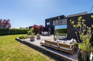 <p><strong>Moderne volledig gerenoveerde woning op uitzonderlijk groene toplocatie in Rumst<br /><br /></strong>Op zoek naar rust, ruimte en comfort? Deze prachtige, volledig gerenoveerde woning is gelegen in een bijzonder rustige en groene omgeving in Rumst, op een riant perceel van ca. 1.449 m².<br /><br />Met een bewoonbare oppervlakte van ca. 296 m² biedt deze eigendom tal van mogelijkheden. Dankzij de doordachte indeling kan de woning perfect opgesplitst worden in een privatief woongedeelte en een aparte werk- of hobbyruimte – ideaal voor een vrij beroep of wie wonen en werken wil combineren.<br /><br /><strong>Algemeen:<br /></strong>- Perceeloppervlakte: 1.449 m² in een prachtige groene omgeving<br />- Bruto bewoonbare oppervlakte: ca. 296 m² (incl. garage)<br />- EPC-score: B<br />- Volledig gerenoveerd in 2014<br />- Aparte hobby- of bureauruimte van ca. 26,5 m²<br />- Ruime en lichtrijke leefruimte op parket<br />- 3 volwaardige slaapkamers<br />- Prachtig aangelegde, zonnige tuin<br /><br /><strong>Technische kenmerken:<br /></strong>- Totaalrenovatie in 2014<br />- Energielabel B – 170 kWh/m² jaar<br />- 16 zonnepanelen<br />- 2 thuisbatterijen (samen 10 kW)<br />- Regenwaterrecuperatie<br />- Gasverwarming (cv)<br />- Asbestvrij<br />- Airconditioning op de eerste verdieping<br />- Bergzolder op de tweede verdieping<br />- Kelderberging<br /><br /><strong>Indeling:<br /></strong><span>Gelijkvloerse verdieping<br /></span>- Riante inkomhal met prachtig uitzicht op de tuin en tal van ingemaakte kasten<br />- Gezellige leefruimte op parket met sfeervolle houthaard<br />- Charmante, volledig uitgeruste keuken met alle nodige toestellen en een mooi uitzicht op de tuin<br />- Praktische bijkeuken met aansluitingen voor wasmachine en droogkast, voorzien van extra maatkasten<br />- Polyvalente ruimte met grote schuiframen (ca. 26,5 m²), naadloos aansluitend op de tuin — perfect als bureauruimte, praktijkruimte of als overdekt terras tijdens de zomermaanden<br />- Ruime garage (ca. 20 m²) met aansluitend een handige berging (ca. 14 m²)<br /><br /><span>Eerste verdieping<br /></span>- 3 volwaardige slaapkamers<br />- Recent vernieuwde, stijlvolle badkamer met dubbele wastafel, ligbad en ruime inloopdouche<br /><br />Deze instapklare woning combineert hedendaags wooncomfort, energiezuinigheid en een uitzonderlijke ligging in het groen. Een unieke kans voor wie op zoek is naar ruimte, privacy en multifunctionaliteit.<br /><br />Voor meer informatie of de online reservatie van een bezichtiging kan u terecht op www.deboerenpartners.be.</p>