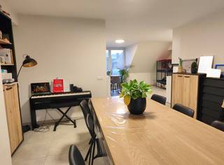 Volledig afgewerkt nieuwbouwappartement in centrum Beselare met carport. Woonkamer met zit- en eetplaats en een volledig ingerichte open...