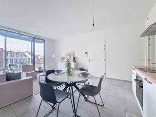 <p><span>COMFORTABEL APP. MET 1 SLK, TERRAS &amp; PARKEERGELEGENHEID </span></p><p><span> </span></p><p><span>In de residentiële wijk Zurenborg in het zuidoosten van de stad Antwerpen treffen wij residentie Plantin Moretus aan. De buurt staat gekend om de statige huizen, de gezellige pleinen en haar prachtige architectuur. Tevens bevinden wij ons nabij het Stadspark, het centraal station, het bruisende stadscentrum met diverse horecagelegenheden, lokale handelaars, de Antwerpse Zoo, De Groenplaats, De Meir, ... Kortom een stadswoning op een ware A-locatie met alle voorzieningen binnen handbereik!</span></p><p><span> </span></p><p><span>Toegekomen aan de residentie nemen wij de lift naar de eerste verdieping. Hier ontdekken wij een gezellig appartement met aangenaam terras. Wij komen binnen in de leefruimte bestaande uit een volledig uitgeruste keuken, een eethoek en een zithoek. In het verlengde van de leefruimte is er het knappe terras als uitbreiding van de leefruimte. Opnieuw aangekomen in het appartement verplaatsen wij ons naar de nachthal. Deze geeft ons toegang tot de aangename slaapkamer met ensuite badkamer, het afzonderlijk toilet en de wasruimte/berging.</span></p><p><span> </span></p><p><span>Troeven:</span></p><p><span>- A-locatie</span></p><p><span>- Gloednieuw appartement</span></p><p><span>- Aanwezigheid van een terras</span></p><p><span>- Parkeergelegenheid voor wagen en fiets<br />*Mogelijkheid tot het huren van een parkeerplaats, 125,00 euro/maand + berging 25,00 euro/maand<br /><br /></span></p><p><span>Interesse om de eerste bewoner te worden van dit knap appartement op een absolute A-locatie? Vraag dan snel een bezoek aan via volgende link: <span>https://yourent.pillar.estate/plantin-moretus</span></span></p><p><span><br />Bijkomende vragen? Neem contact op met Pillar Estate via <span>info@pillar.estate</span></span><span> of contacteer ons op het nummer 033 695 695.</span></p><p><span>*Deze gegevens zijn louter ter informatieve titel. De vermelde oppervlaktes zijn slechts een indicatie. Pillar kan niet verantwoordelijk gesteld worden voor de juistheid van de aan haar verstrekte gegevens. </span></p><p><span> </span></p>