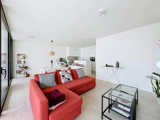 Het historisch centrum van Gent ligt op wandelafstand, er is tevens een vlotte aansluiting met de binnenring en het station Gent-Dampoort is gelegen in de onmiddellijke omgeving.<br /><br />Indeling van het appartement:<br />inkomhal met apart gastentoilet - ruime en lichtrijke leefruimte met toegang tot het groot terras - volledig geïnstalleerde open keuken - berging -<br />2 slaapkamers - badkamer met bad (mogelijkheid tot douche) en dubbel lavabomeubel - kelderberging.<br /><br />Dé trekpleister is de ruime, lichtrijke leefruimte met zijn volledige glaswand van vloer tot plafond. Via het schuifraam heb je toegang tot het groot, overdekt, zuidgericht terras.<br /><br />De autostaanplaats dient mee gehuurd te worden aan 100,00 euro/maand.<br /><br />De gemeenschappelijke kosten bedragen 75,00 euro/maand.<br /><br />Beschikbaar vanaf 01/10/2026!