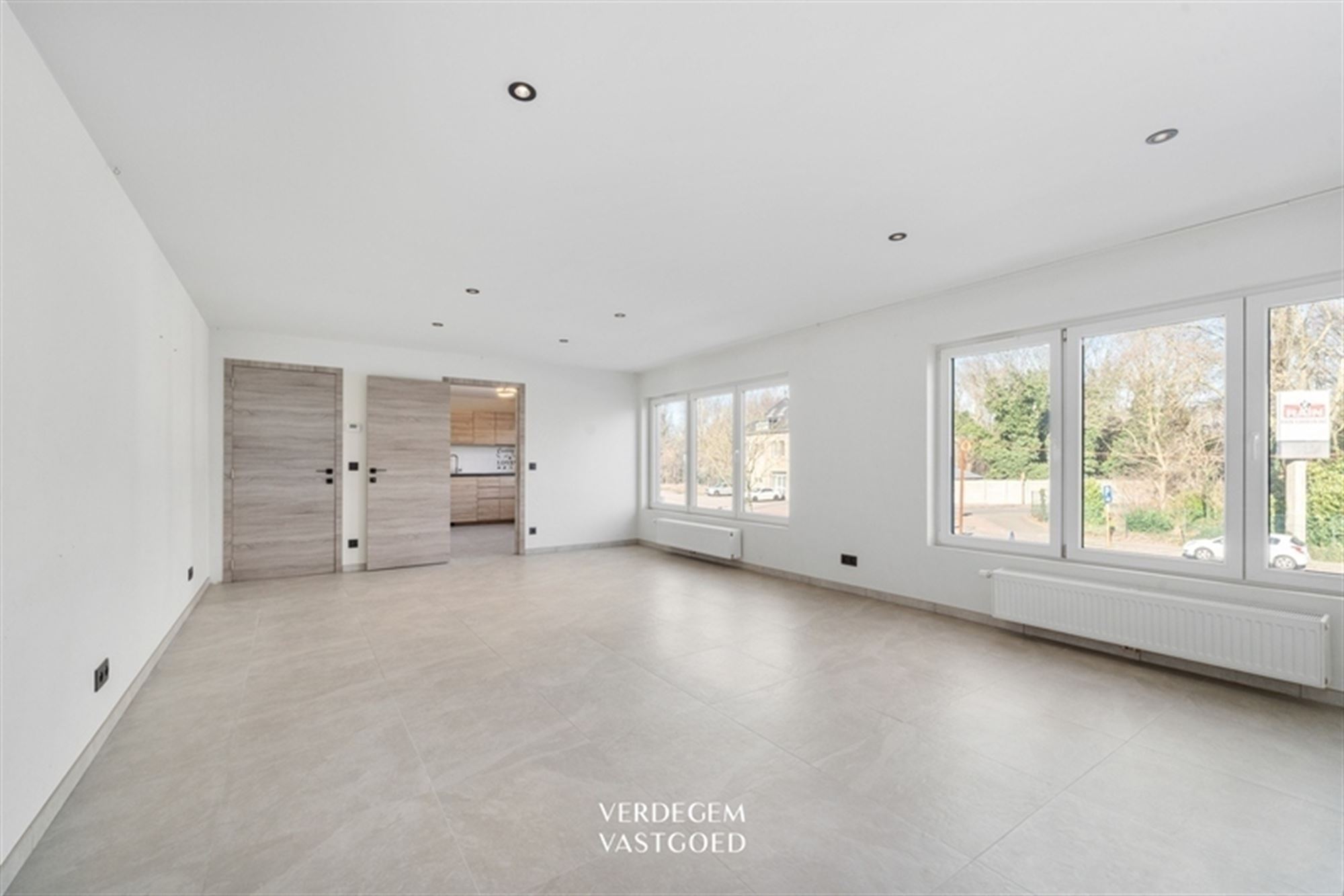 Handelsruimte (284m²) met zonnig appartement (100m²) op strategische ligging - foto 4