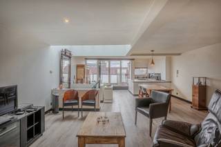 Karaktervol duplex penthouse met charmant terras in historisch AntwerpenOp de derde en vierde verdieping van een statig gebouw in art-nouveaustijl...