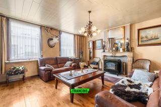 IMMO FRANCOIS MEETJESLAND PRESENTEERT NOORDSTRAAT 7! <br /><br />WIJ VERWIJZEN U VOOR ALLE INFO & DOCUMENTEN GRAAG DOOR NAAR ONZE WEBSITE: IMMOFRANCOIS.BE.<br /><br />WENST U EEN GRATIS EN VRIJBLIJVENDE VERKOOPSANALYSE MET WAARDEBEPALING VAN UW EIGENDOM? LOUIS KOMT GRAAG BIJ U LANGS!<br /><br />Gelegen in het rustige en landelijke Boekhoute bevindt zich deze rijwoning met bijzonder veel potentieel. De omgeving staat gekend om haar open zichten, gemoedelijke sfeer en vlotte bereikbaarheid, waardoor u hier geniet van een aangename combinatie van rust en praktische ligging.<br /><br />De bestaande woning beschikt over verrassend mooie en ruime volumes, maar dient grondig gerenoveerd te worden. In de praktijk situeert het potentieel zich eerder in de richting van afbraak en wederopbouw, waardoor u hier de unieke kans krijgt om een hedendaagse woning te creëren volledig afgestemd op uw eigen smaak en noden en dit aan een interessant btw-tarief van 6% indien u voldoet aan de voorwaarden.<br /><br />Naast de woning geniet u van een aangename tuin, waar u in alle rust kan genieten en die perfect kan ingericht worden als een gezellige buitenruimte voor het hele gezin.<br /><br />De absolute blikvanger en grootste troef van deze eigendom is echter het kwalitatieve bijgebouw, opgetrokken in 2006. Met een indrukwekkende oppervlakte van ca. 90 m², een breedte van 8,25 meter en een lengte van 10,80 meter, biedt deze ruimte ongeziene mogelijkheden. Dit gebouw is uitermate geschikt als ruime garage, maar kan evengoed perfect dienst doen als opslagplaats, atelier of werkruimte voor zelfstandigen. Bovendien vormt het een bijzonder praktische oplossing als tijdelijk onderkomen tijdens renovatie- of bouwwerken op het perceel.<br /><br />Dergelijke combinaties – een te ontwikkelen woonperceel mét een recent en multifunctioneel bijgebouw – zijn zeldzaam op de markt. Dit maakt deze eigendom niet alleen interessant voor particuliere kopers, maar ook voor investeerders of mensen met nood aan extra ruimte voor hobby of beroep.<br /><br />Kortom: een eigendom boordevol potentieel, waar mogelijkheden en functionaliteit hand in hand gaan. Grijp deze unieke kans en realiseer hier uw droomproject.<br /><br />Neem contact op met Louis Van Zele van Immo Francois Meetjesland voor meer info of een bezoek.<br /><br />GRAAG ALS EERSTE OP DE HOOGTE VAN ONS AANBOD? 1) BEZORG ONS UW ZOEKVOORKEUREN EN WE HOUDEN CONTACT, 2) VOLG @IMMOFRANCOISMEETJESLAND VIA INSTAGRAM<br /><br />