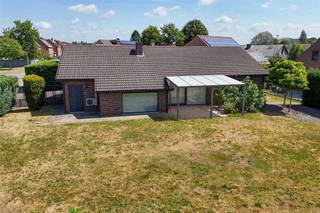 Rustig gelegen gelijkvloerse woning met 3 slaapkamers op knap perceel van 9a 33ca Omgeving:+ Unieke ligging in een kindvriendelijke en rustige,...