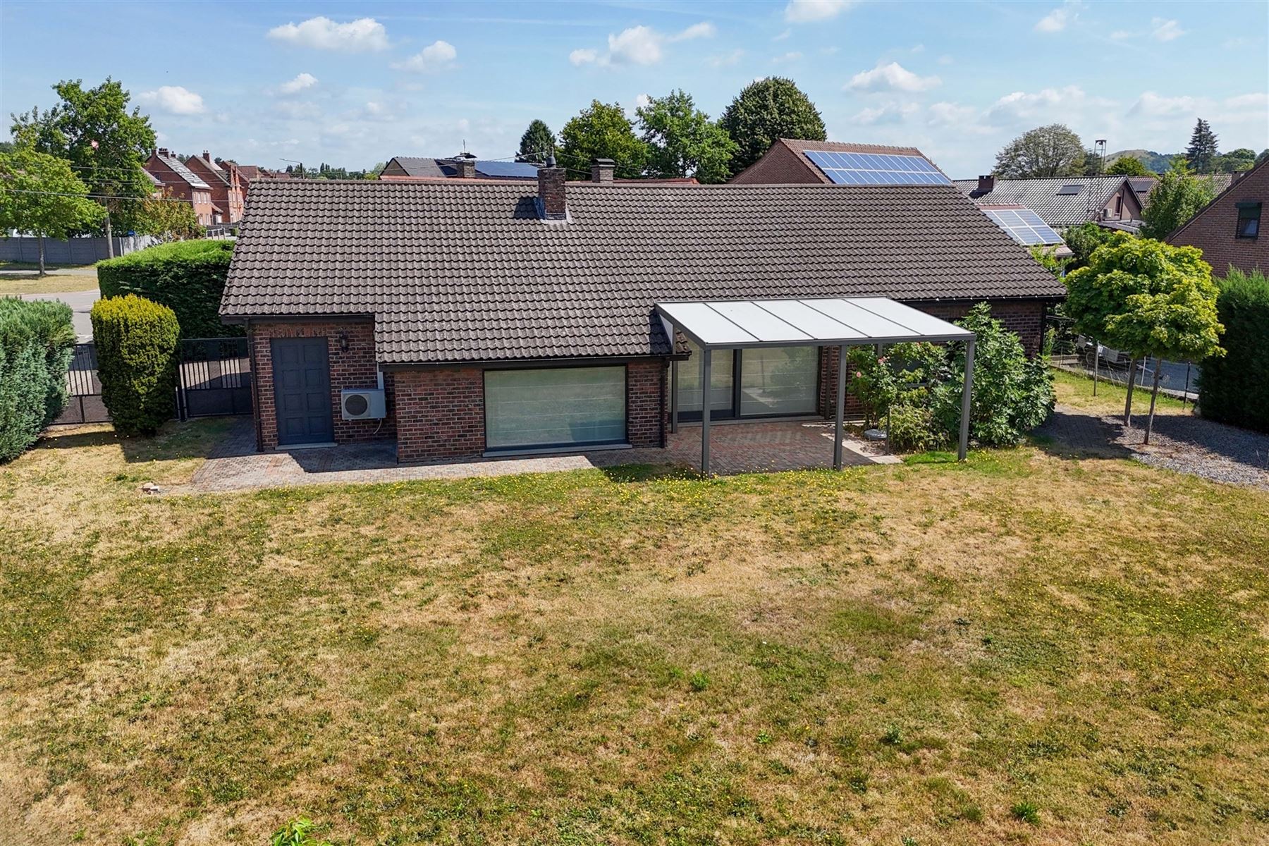 Rustig gelegen gelijkvloerse woning met 3 slaapkamers op knap perceel van 9a 33ca - foto 1