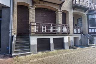 <p><strong>Villa “La Mascotte”</strong>: een beschermde villa met tijdloze charme, gebouwd in 1923 en gelegen tegen de nieuwe zeedijk van Westende. Deze woning, opgenomen in de inventaris van het bouwkundig erfgoed, bevindt zich in de Zwaluwenlaan, op een steenworp van de dijk: een zeldzame ligging waar u elke dag de zee beleeft, terwijl u geniet van de rust van een residentiële laan. Achter de typische gevel met elegante lijnen en een uitgesproken badplaatskarakter bewaart de villa de ziel van de grote vakantiewoningen aan de Belgische kust. Een authentiek pand, ideaal voor liefhebbers van erfgoed, royale volumes en projecten met een hoge meerwaarde. La Mascotte bestaat uit meerdere entiteiten en verdiepingen en biedt een unieke indeling die tal van mogelijkheden toelaat: een ruime gezinswoning, een meergezinsvakantiewoning, een investering voor verhuur of een gemengd project.</p>
<p>De villa omvat de volgende ruimtes:<br />• In de kelder / halfkelder: kelders en bijkomende ruimtes, deels ingericht als appartement (keuken, eetkamer, badkamer en toilet).<br />• Gelijkvloers: een appartement met terras, leefruimte(s), loggia, toilet, slaapkamer en vlotte toegang.<br />• 1e verdieping: appartement met meerdere slaapkamers, loggia(s), badkamer en bergruimte.<br />• 2e verdieping: appartement met slaapkamers en loggia(s) aan de straatzijde.<br />• 3e verdieping: twee bijkomende slaapkamers onder het dak.</p>
Deze indeling laat verschillende renovatie- en herbestemmingsscenario’s toe, met behoud en valorisatie van het oorspronkelijke karakter. La Mascotte is veel meer dan een woning: het is een stukje kustgeschiedenis dat wacht op een nieuw hoofdstuk. Voor liefhebbers van authenticiteit en zeldzame locaties is een bezoek absoluut aangewezen.