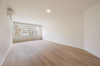 Excellently located south of Rivierenhof Park, quiet close to green but still easily accessible.Layout: Deep garage for three cars's back to back...